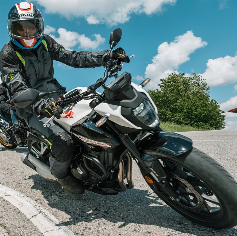 Motorradfahren lernen - eine Honda CB500 Hornet währende der Fahrt