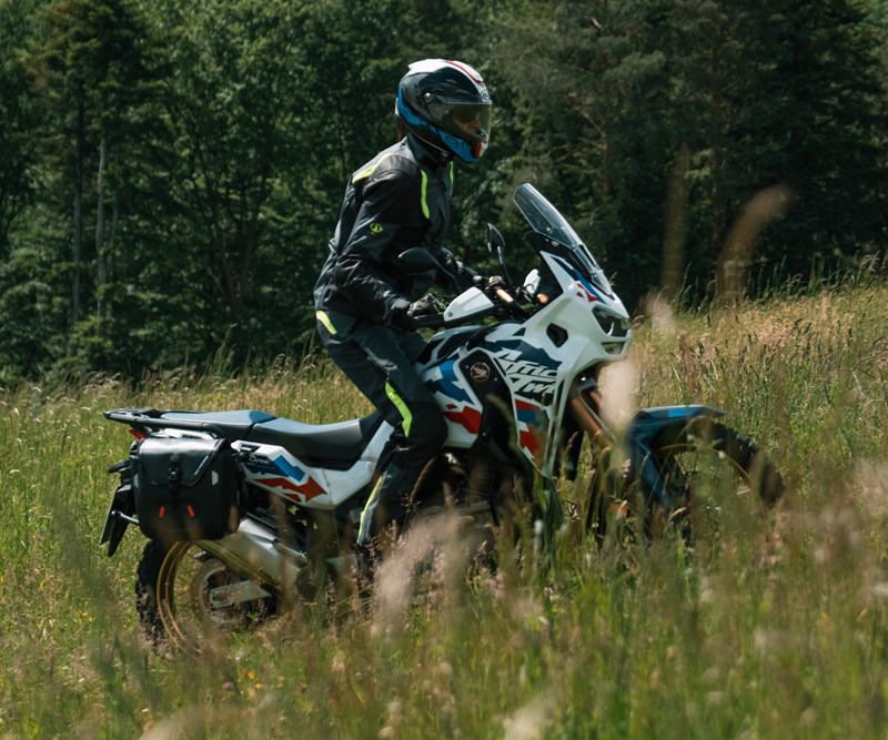 Motorradfahren lernen - eine Honda CRF1100L Africa Twin Adventure Sports DCT im Gelände mit Metzeler-Reifen Motorradfahren lernen - eine Honda CRF1100L Africa Twin Adventure Sports DCT im Gelände mit Metzeler-Reifen