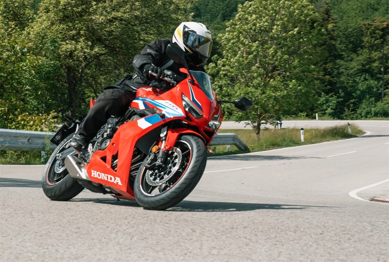 Motorradfahren lernen - eine Honda CBR650R E-Clutch in Kurvenfahrt Motorradfahren lernen - eine Honda CBR650R E-Clutch in Kurvenfahrt