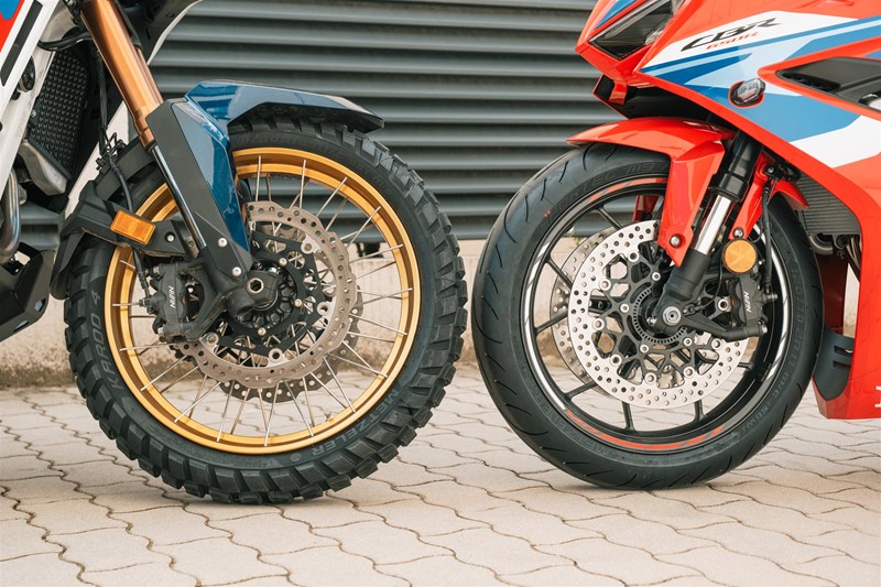 Motorradfahren lernen - eine Honda CBR650R E-Clutch und eine CRF1100L Africa Twin Adventure Sports DCT mit Metzeler-Reifen Motorradfahren lernen - eine Honda CBR650R E-Clutch und eine CRF1100L Africa Twin Adventure Sports DCT mit Metzeler-Reifen