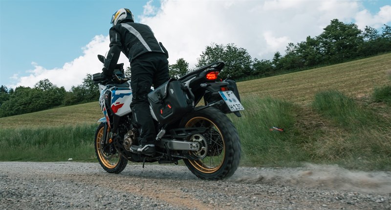 Motorradfahren lernen - eine Honda CRF1100L Africa Twin Adventure Sports DCT mit Metzeler Stollenreifen auf Schotter Motorradfahren lernen - eine Honda CRF1100L Africa Twin Adventure Sports DCT mit Metzeler Stollenreifen auf Schotter