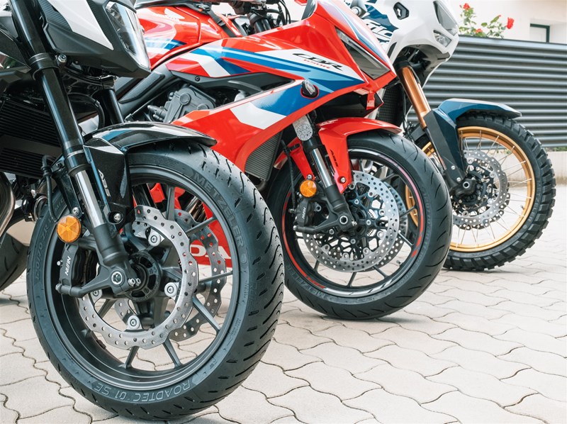 Motorradfahren lernen - Metzeler-Reifen auf einer Honda CB500 Hornet, einer CBR650R E-Clutch und einer CRF1100L Africa Twin Adventure Sports DCT Motorradfahren lernen - Metzeler-Reifen auf einer Honda CB500 Hornet, einer CBR650R E-Clutch und einer CRF1100L Africa Twin Adventure Sports DCT