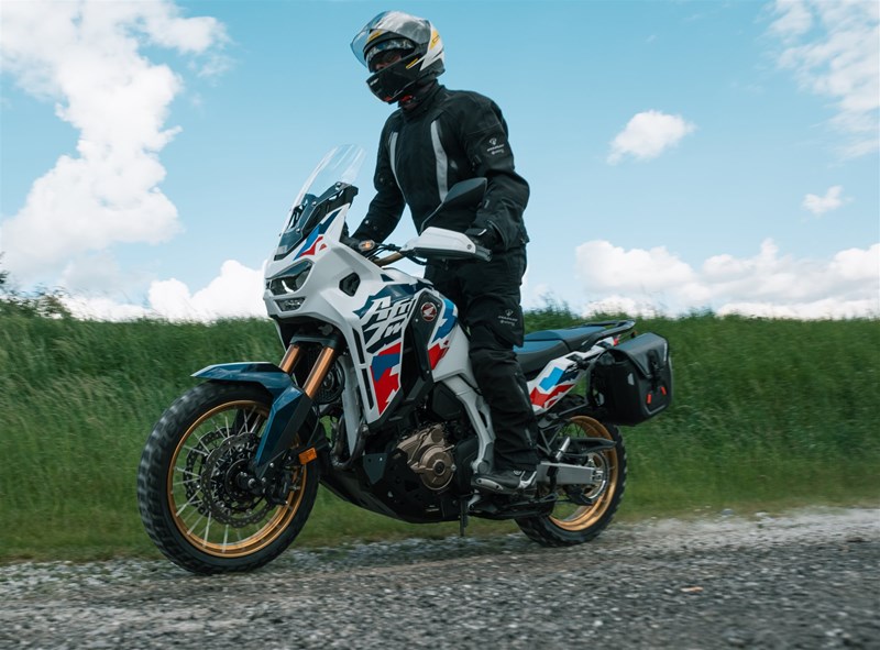 Motorradfahren lernen - eine Honda CRF1100L Africa Twin Adventure Sports DCT auf Schotter stehend gefahren Motorradfahren lernen - eine Honda CRF1100L Africa Twin Adventure Sports DCT auf Schotter stehend gefahren