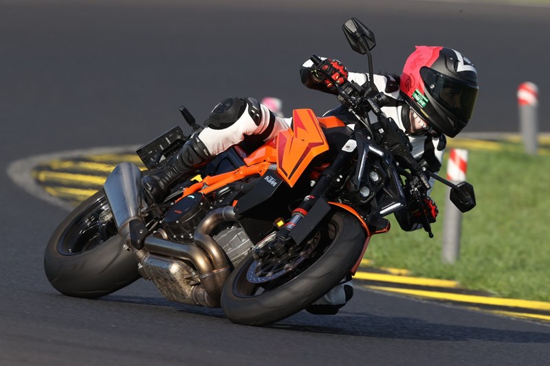 Unsere neue Kollegin Amelie wird gerade ausgebildet. Der große Motorradführerschein ist noch druckfrisch und schon scheucht sie die 190PS SuperDuke um den Kurs! Unsere neue Kollegin Amelie wird gerade ausgebildet. Der große Motorradführerschein ist noch druckfrisch und schon scheucht sie die 190PS SuperDuke um den Kurs!
