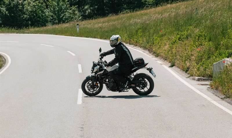 Motorradfahren lernen - eine Honda CB500 Hornet beim Wenden Motorradfahren lernen - eine Honda CB500 Hornet beim Wenden