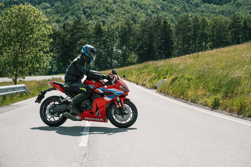 Motorradfahren lernen - eine Honda CBR650R E-Clutch beim Wenden Motorradfahren lernen - eine Honda CBR650R E-Clutch beim Wenden
