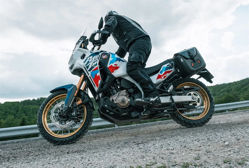 Motorradfahren lernen - eine Honda CRF1100L Africa Twin Adventure Sports DCT beim Wenden auf Schotter Motorradfahren lernen - eine Honda CRF1100L Africa Twin Adventure Sports DCT beim Wenden auf Schotter