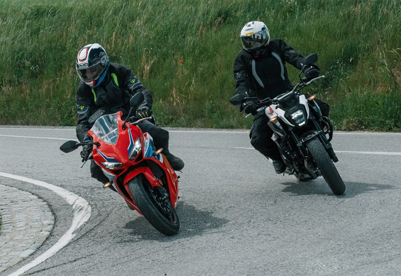 Motorradfahren lernen - eine Honda CB500 Hornet und eine Honda CBR650R E-Clutch in Kurvenfahrt