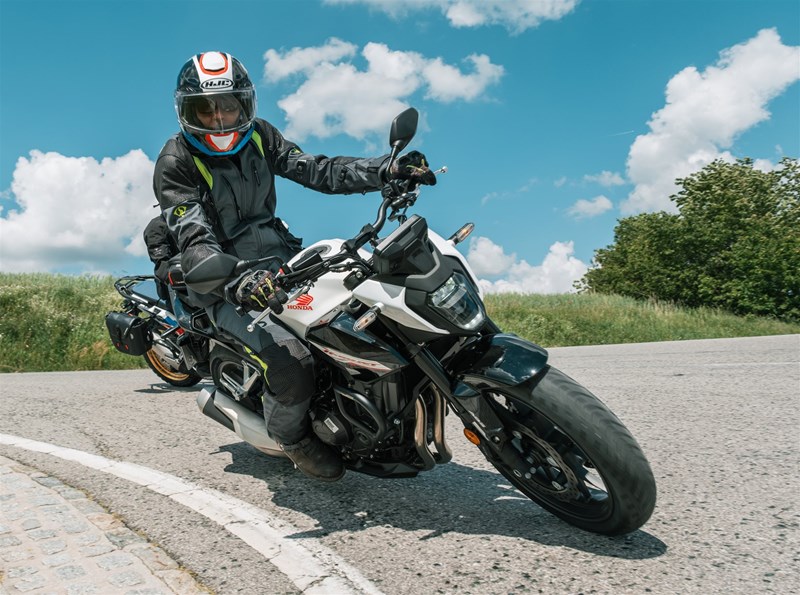 Motorradfahren lernen - eine Honda CB500 Hornet in Kurvenfahrt