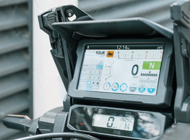 Motorradfahren lernen - modernes TFT-Farbdisplay mit Touchfunktion einer Honda CRF1100L Africa Twin Adventure Sports DCT