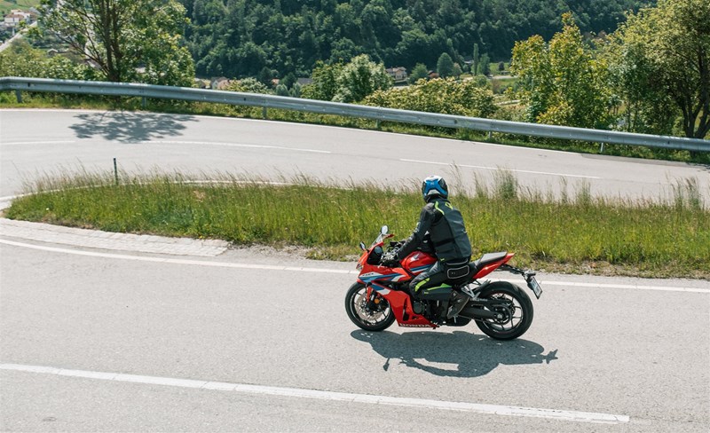 Motorradfahren lernen - eine Honda CBR650R E-Clutch vor einer Haarnadelkurve Motorradfahren lernen - eine Honda CBR650R E-Clutch vor einer Haarnadelkurve
