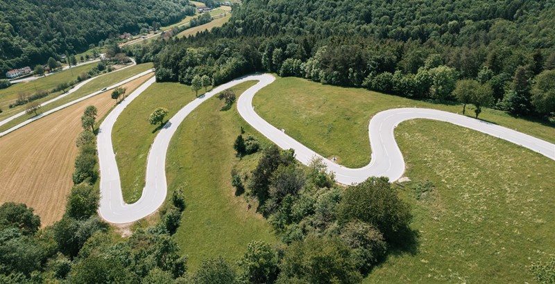 Motorradfahren lernen - Serpentinenstrecke mit Haarnadelkurven Motorradfahren lernen - Serpentinenstrecke mit Haarnadelkurven