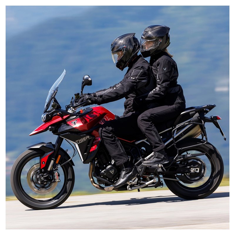 Die Textiljacke ist für Damen und Herren erhältlich.