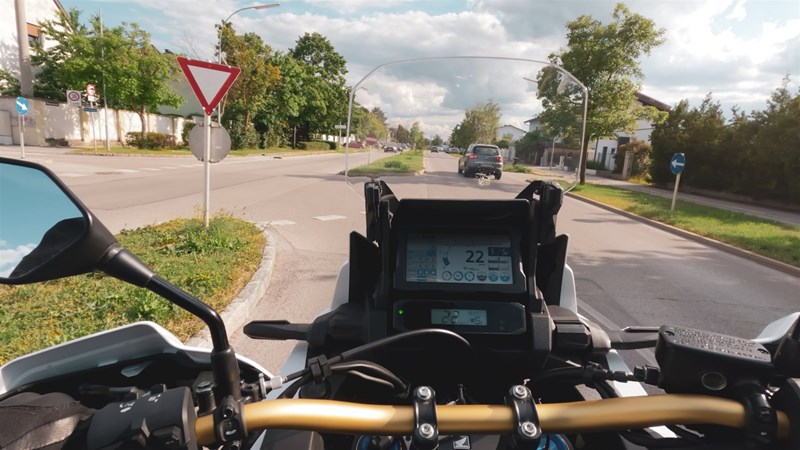 Motorradfahren lernen - eine Honda CRF1100L Africa Twin Adventure Sports DCT beim Abbiegen im Stadtverkehr Motorradfahren lernen - eine Honda CRF1100L Africa Twin Adventure Sports DCT beim Abbiegen im Stadtverkehr