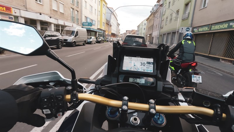 Motorradfahren lernen - eine Honda CRF1100L Africa Twin Adventure Sports DCT beim Kolonnenverkehr in der Stadt Motorradfahren lernen - eine Honda CRF1100L Africa Twin Adventure Sports DCT beim Kolonnenverkehr in der Stadt