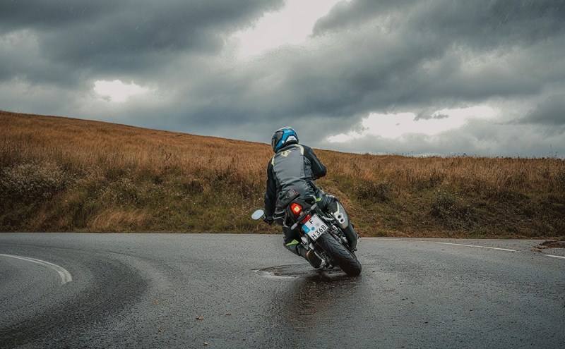 Motorradfahren lernen - eine Honda CB500 Hornet bei Kurvenfahrt auf nasser Fahrbahn Motorradfahren lernen - eine Honda CB500 Hornet bei Kurvenfahrt auf nasser Fahrbahn