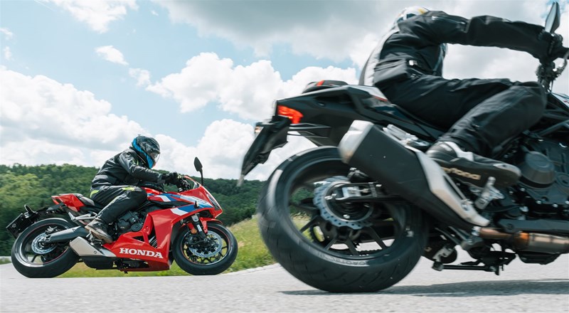 Motorradfahren lernen - eine Honda CB500 Hornet und eine CBR650R E-Clutch in Kurvenfahrt Motorradfahren lernen - eine Honda CB500 Hornet und eine CBR650R E-Clutch in Kurvenfahrt