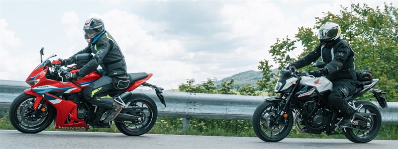 Motorradfahren lernen - eine Honda CB500 Hornet und eine CBR650R E-Clutch fahren hintereinander Motorradfahren lernen - eine Honda CB500 Hornet und eine CBR650R E-Clutch fahren hintereinander
