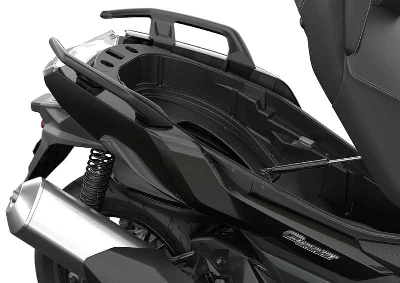 Das Staufach des BMW C 400 GT. Das Staufach des BMW C 400 GT.