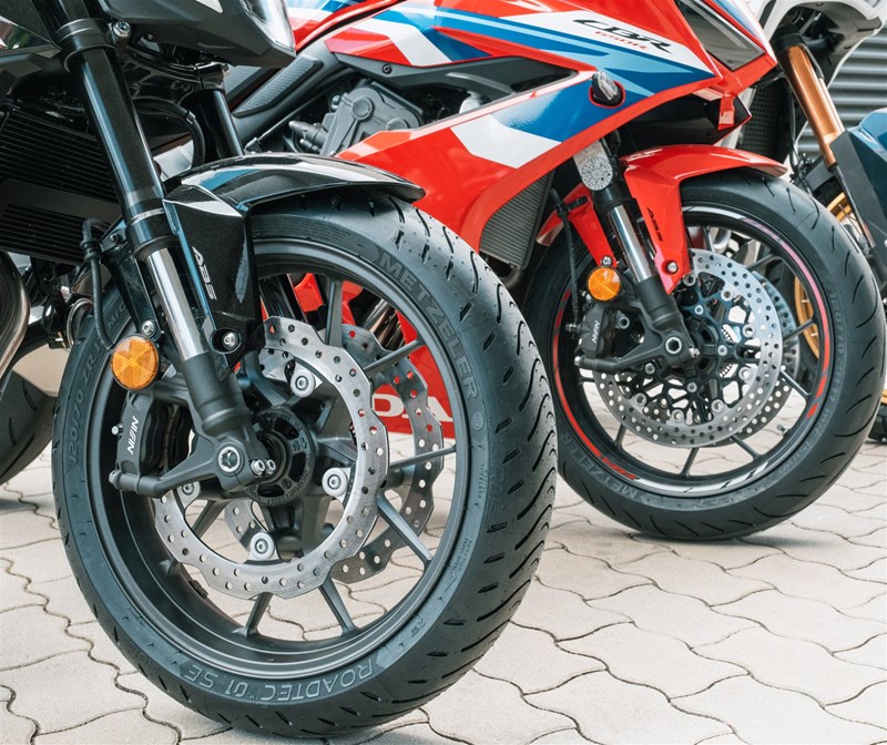 Motorradfahren lernen - eine Honda CB500 Hornet und eine CBR650R E-Clutch mit Metzeler-Bereifung Motorradfahren lernen - eine Honda CB500 Hornet und eine CBR650R E-Clutch mit Metzeler-Bereifung