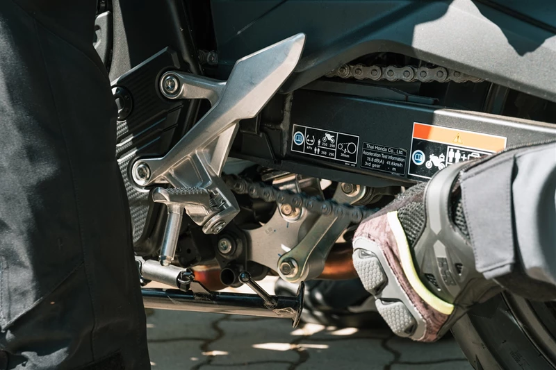 Motorradfahren lernen - Kettenprüfung an einer Honda CB500 Hornet Motorradfahren lernen - Kettenprüfung an einer Honda CB500 Hornet