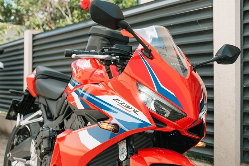 Motorradfahren lernen - Überprüfung der Beleuchtung an einer Honda CBR650R E-Clutch Motorradfahren lernen - Überprüfung der Beleuchtung an einer Honda CBR650R E-Clutch