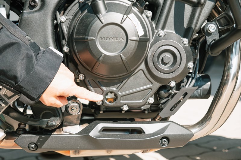 Motorradfahren lernen - Ölkontrolle per praktischem Schauglas an einer Honda CB500 Hornet Motorradfahren lernen - Ölkontrolle per praktischem Schauglas an einer Honda CB500 Hornet