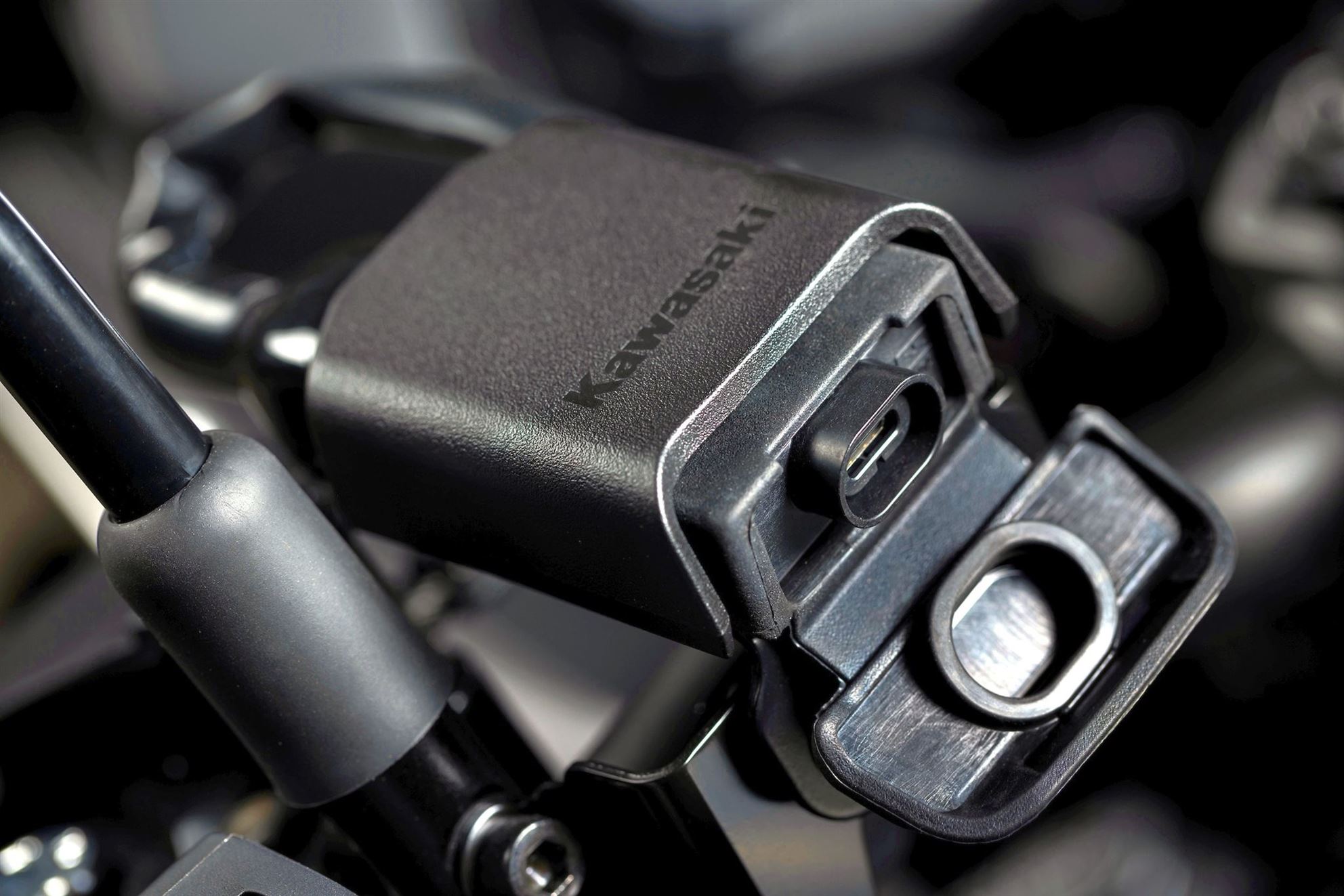 Le port USB de la Versys 1100 SE.