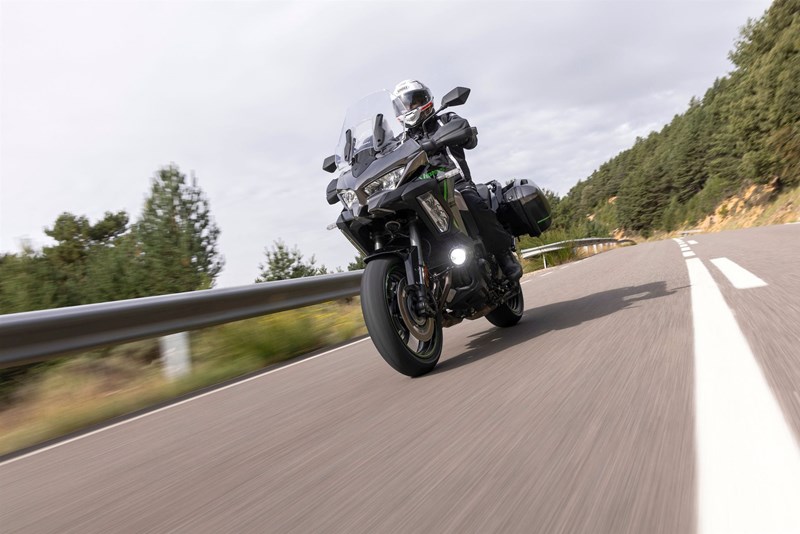 Auf der Straße liegt das Einsatzgebiet der Versys 1100.