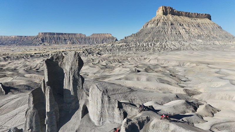 Surreale Landschaften und vollkommen neue Erlebnisse bei Factory Butte. Surreale Landschaften und vollkommen neue Erlebnisse bei Factory Butte.