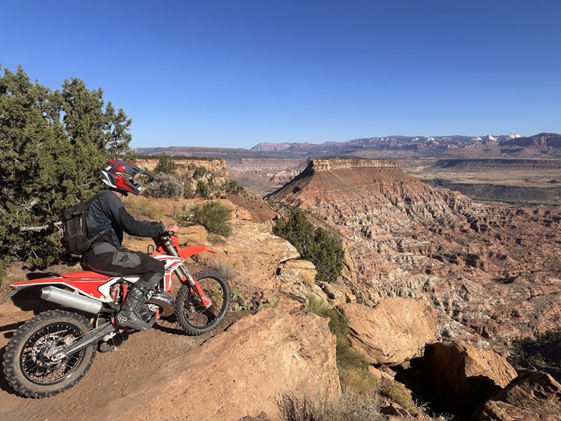 Mountainbike Fans kennen diesen Ort! Wir blicken hier von oben auf das Veranstaltungsgelände vom Red Bull Rampage. Dieses Gelände werden wir uns morgen noch genauer ansehen! Mountainbike Fans kennen diesen Ort! Wir blicken hier von oben auf das Veranstaltungsgelände vom Red Bull Rampage. Dieses Gelände werden wir uns morgen noch genauer ansehen!