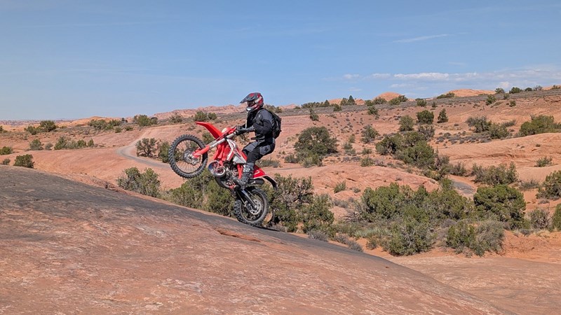 Griffige Felsen! Der Slickrock-Sandstein in Utah bietet großartigen Grip. Es ist wie Fahren auf Asphalt - aber in "3D" Griffige Felsen! Der Slickrock-Sandstein in Utah bietet großartigen Grip. Es ist wie Fahren auf Asphalt - aber in "3D"