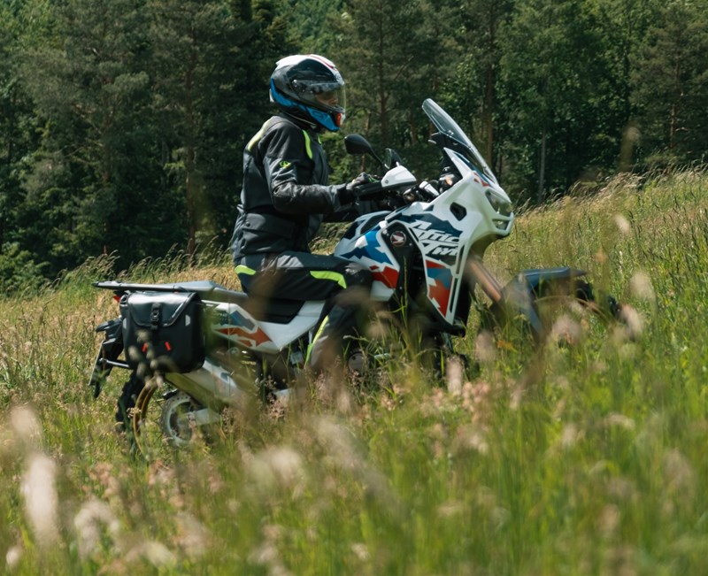 Motorradfahren lernen - eine Honda CRF1100L Africa Twin Adventure Sports DCT auf einer Wiese bergauf Motorradfahren lernen - eine Honda CRF1100L Africa Twin Adventure Sports DCT auf einer Wiese bergauf