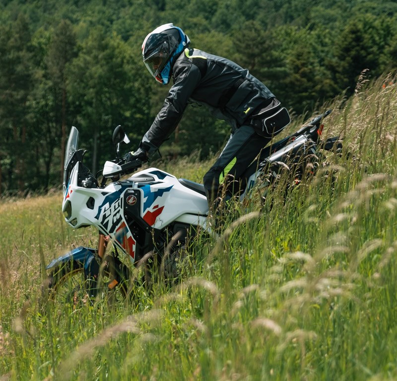 Motorradfahren lernen - eine Honda CRF1100L Africa Twin Adventure Sports DCT auf einer Wiese bergab Motorradfahren lernen - eine Honda CRF1100L Africa Twin Adventure Sports DCT auf einer Wiese bergab