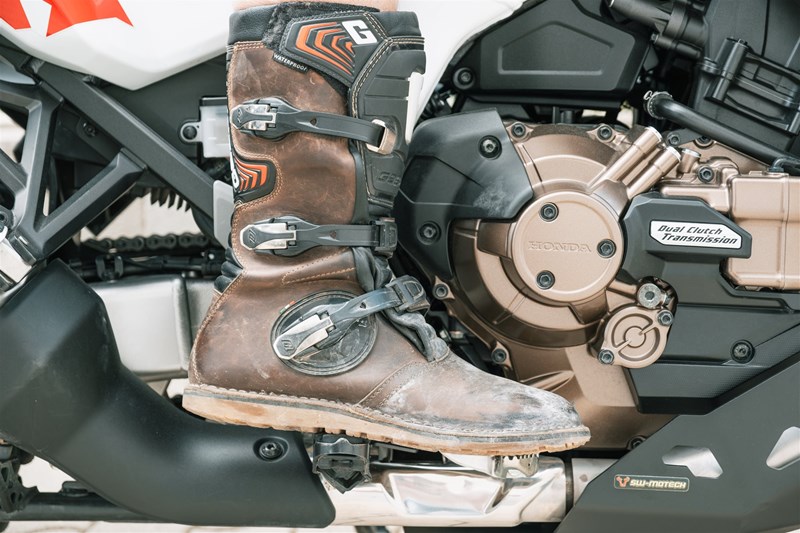 Motorradfahren lernen - Fußraste einer Honda CRF1100L Africa Twin Adventure Sports DCT Motorradfahren lernen - Fußraste einer Honda CRF1100L Africa Twin Adventure Sports DCT