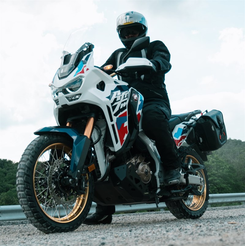 Motorradfahren lernen - eine Honda CRF1100L Africa Twin Adventure Sports DCT nach einer Bremsung auf Schotter Motorradfahren lernen - eine Honda CRF1100L Africa Twin Adventure Sports DCT nach einer Bremsung auf Schotter