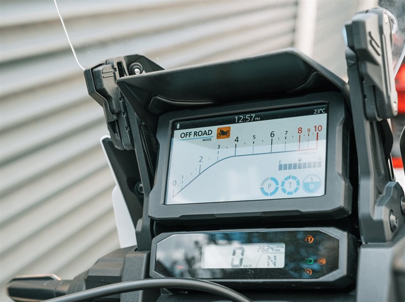 Motorradfahren lernen - Cockpit mit Touchscreen einer Honda CRF1100L Africa Twin Adventure Sports DCT Motorradfahren lernen - Cockpit mit Touchscreen einer Honda CRF1100L Africa Twin Adventure Sports DCT