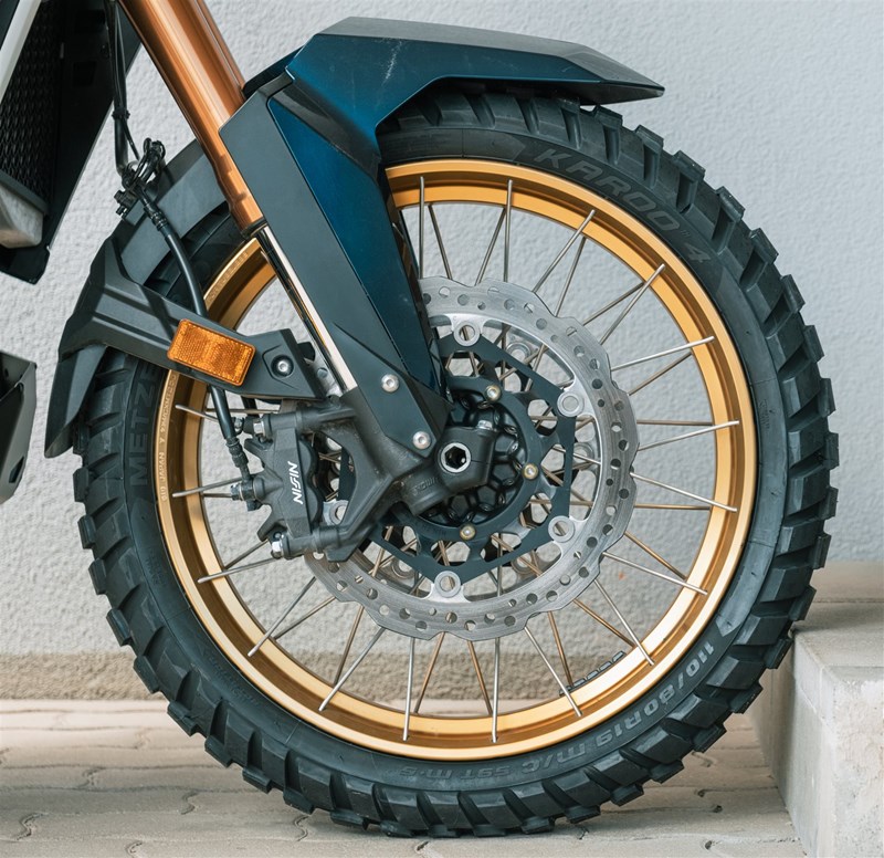 Motorradfahren lernen - eine Honda CRF1100L Africa Twin Adventure Sports DCT an einer niedrigen Kante Motorradfahren lernen - eine Honda CRF1100L Africa Twin Adventure Sports DCT an einer niedrigen Kante