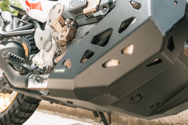 Motorradfahren lernen - Motorschutz an einer Honda CRF1100L Africa Twin Adventure Sports DCT Motorradfahren lernen - Motorschutz an einer Honda CRF1100L Africa Twin Adventure Sports DCT