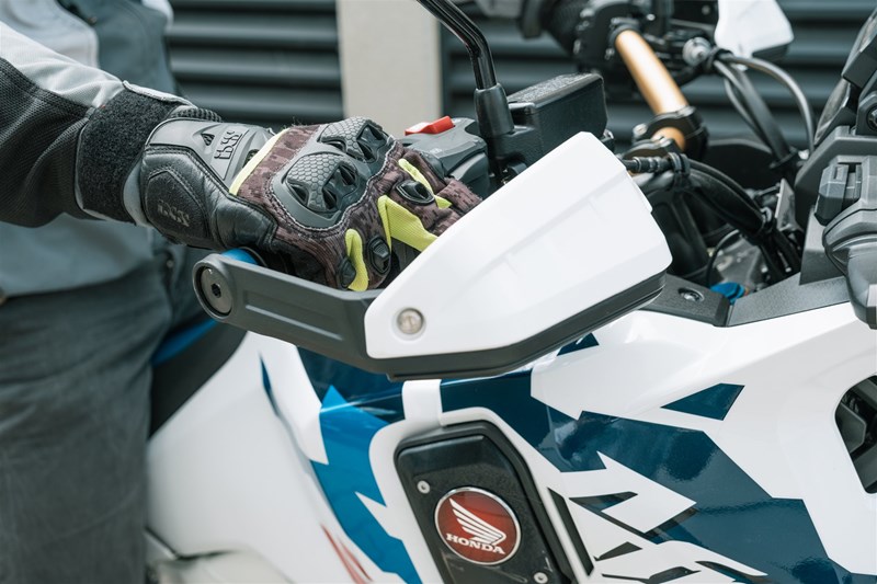 Motorradfahren lernen - Handguards an einer Honda CRF1100L Africa Twin Adventure Sports DCT Motorradfahren lernen - Handguards an einer Honda CRF1100L Africa Twin Adventure Sports DCT
