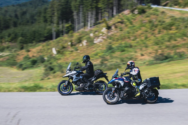 Vergleichstest BMW R 1300 GS vs. Suzuki V-Strom 1050 Vergleichstest BMW R 1300 GS vs. Suzuki V-Strom 1050