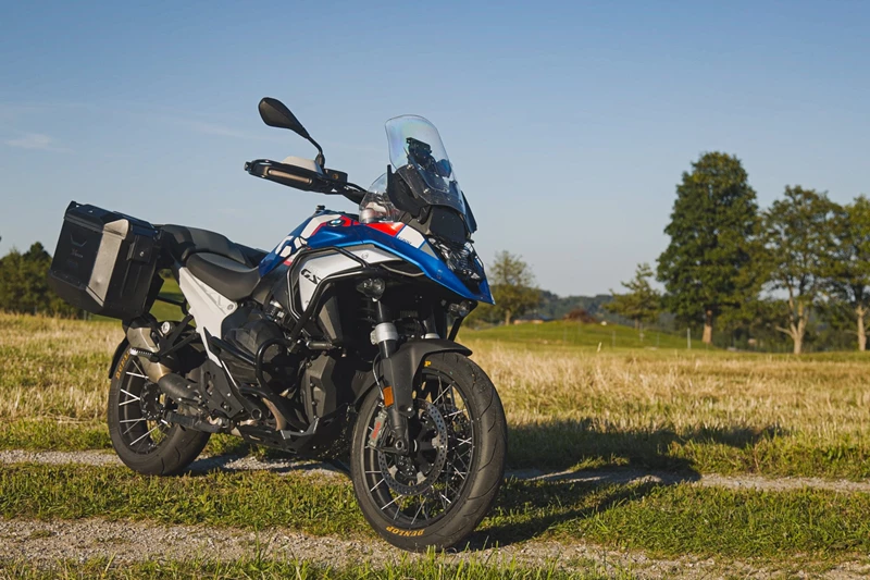 Vergleichstest BMW R 1300 GS vs. Suzuki V-Strom 1050 Vergleichstest BMW R 1300 GS vs. Suzuki V-Strom 1050
