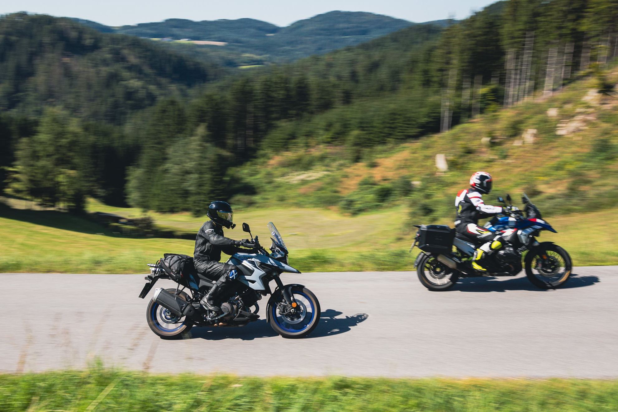 Test comparatif BMW R 1300 GS vs. Suzuki V-Strom 1050