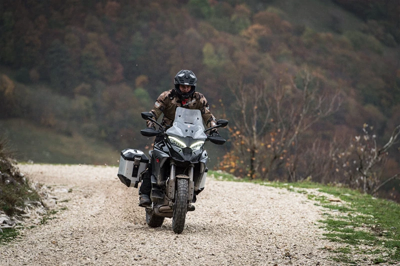 Auch im Gelände brilliert die Multistrada V4 S 2025 mit dem überarbeiteten Fahrwerk Auch im Gelände brilliert die Multistrada V4 S 2025 mit dem überarbeiteten Fahrwerk