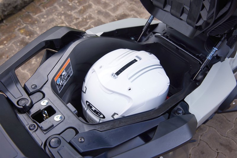 Mehr als ein Integralhelm passt leider nicht unter die Sitzbank.