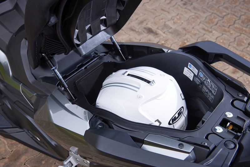 Der Stauraum unter der Sitzbank.