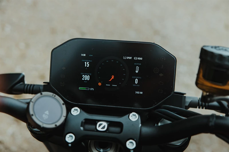 Das Display Design der Zero SR kombiniert Schlichtheit mit modernster Technik Das Display Design der Zero SR kombiniert Schlichtheit mit modernster Technik