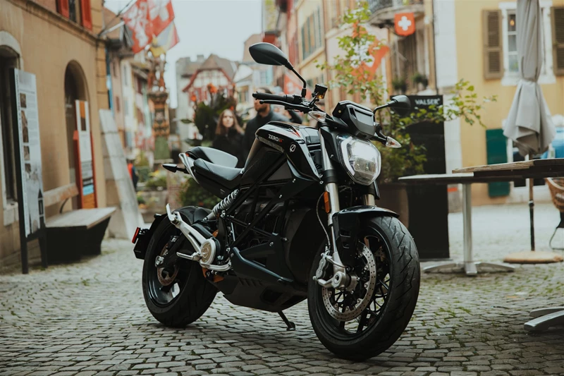 Mit der Zero SR ist die Fahrt durch Stadt genau so angenehm wie auf dem Land Mit der Zero SR ist die Fahrt durch Stadt genau so angenehm wie auf dem Land