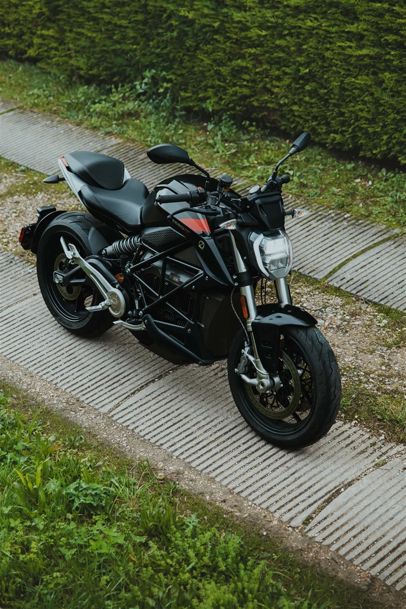 Die Zero SR wächst mit dem Lenker mit. Sobald der unbeschränkte Führerschein vorhanden ist, kann man die SR in der Leistung erhöhen. Die Zero SR wächst mit dem Lenker mit. Sobald der unbeschränkte Führerschein vorhanden ist, kann man die SR in der Leistung erhöhen.