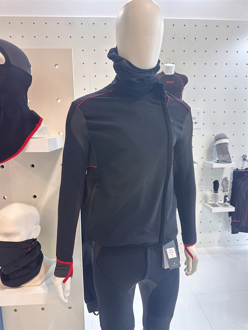 Neue Midlayer Jacke von SIX2 auf der EICMA 2024 Neue Midlayer Jacke von SIX2 auf der EICMA 2024
